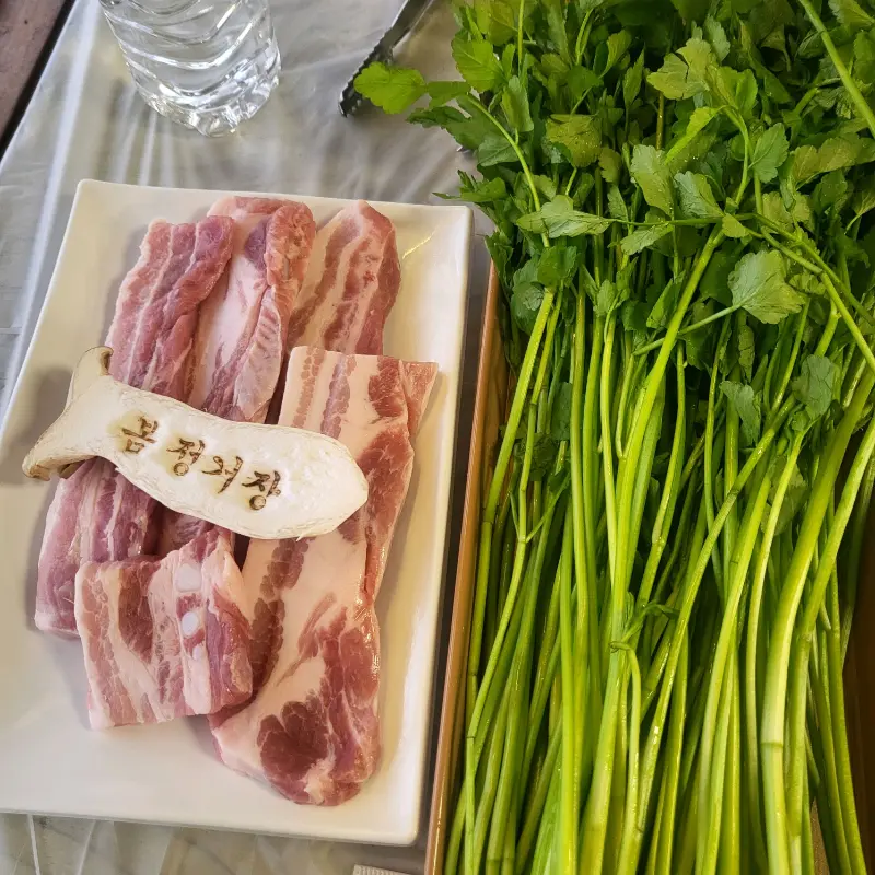 미나리 삼겹살 한 상 차림