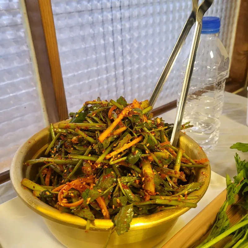 향긋한 미나리 겉절이