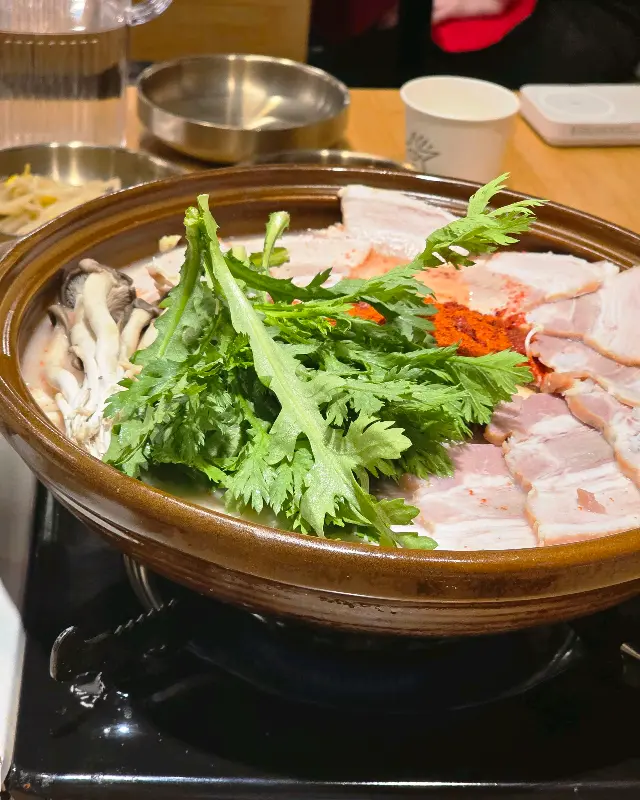 뽀얀 국물이 인상적인 수육전골