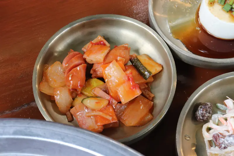 정갈하게 담긴 밑반찬