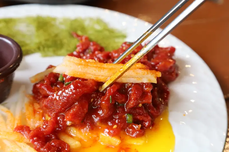 신선함이 느껴지는 육회