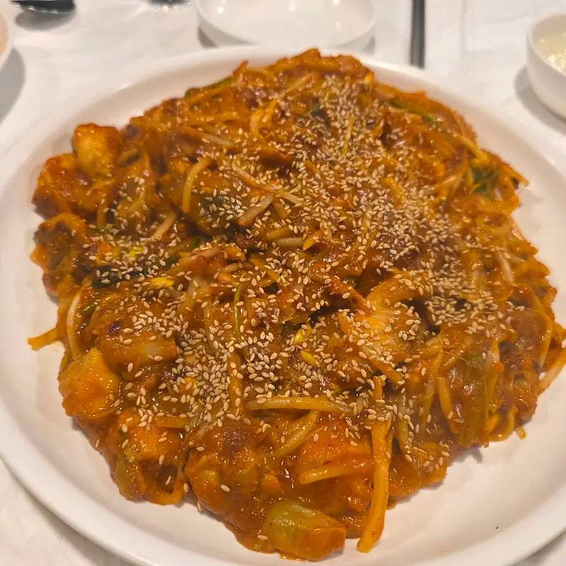 접시 가득 담긴 아구찜