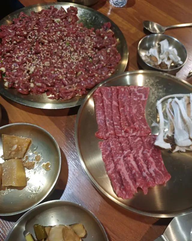 참깨가 솔솔 뿌려진 육회와 가지런히 놓인 차돌사시미