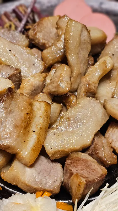 윤기가 흐르는 삼겹살