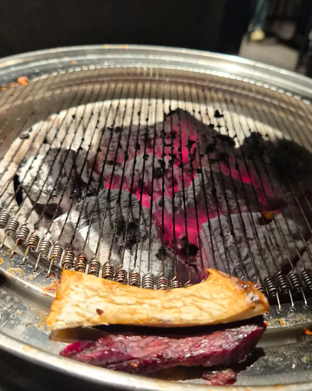 화로에 구워진 고기와 버섯