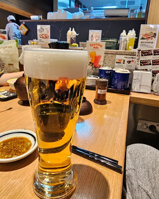 시원한 맥주와 초밥의 조화
