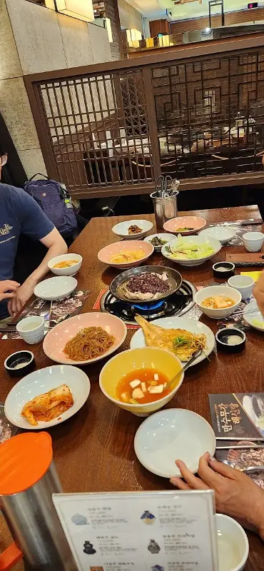 다양한 곁들임 찬이 놓인 테이블