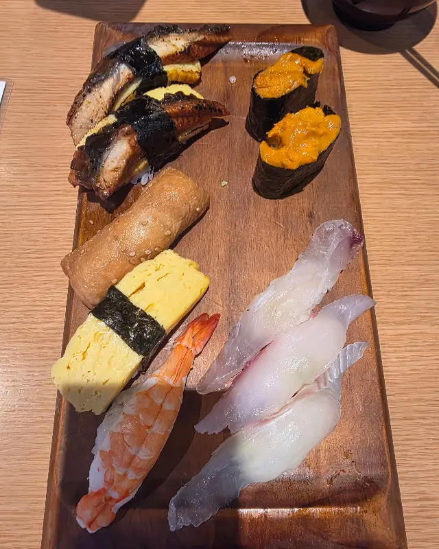 나무 플레이트에 담긴 다양한 종류의 초밥