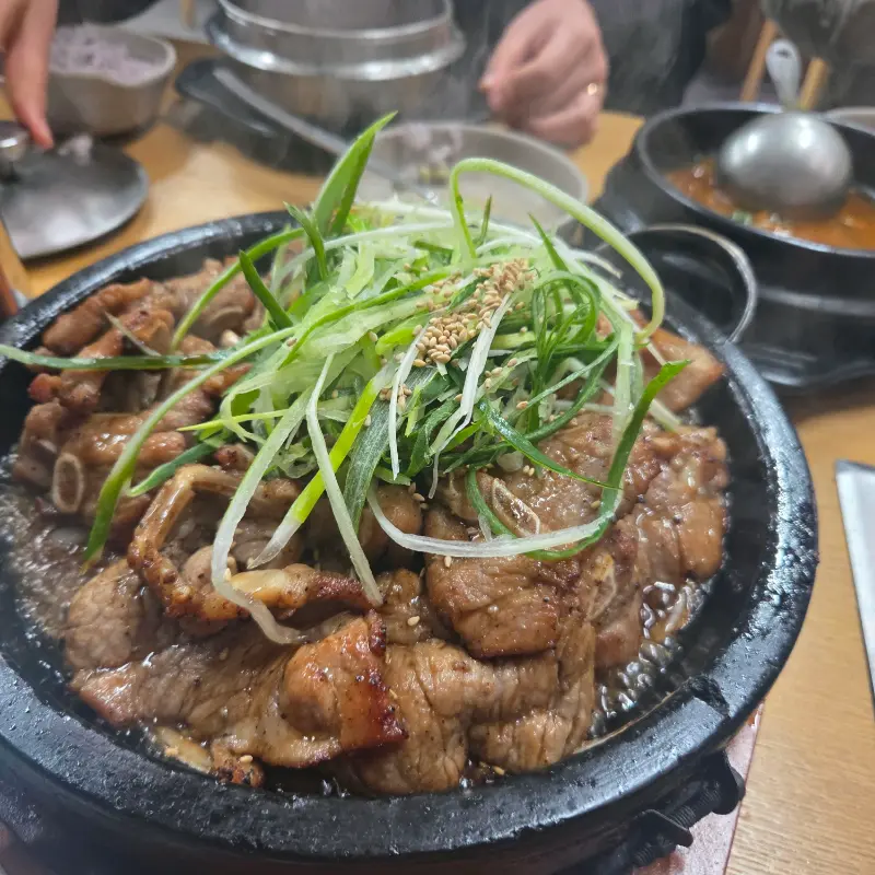 접시에 담겨 나온 돼지갈비와 파채