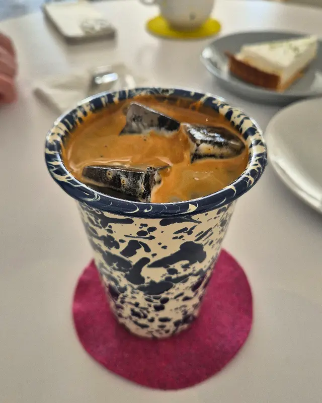 독특한 컵에 담긴 아이스 라떼