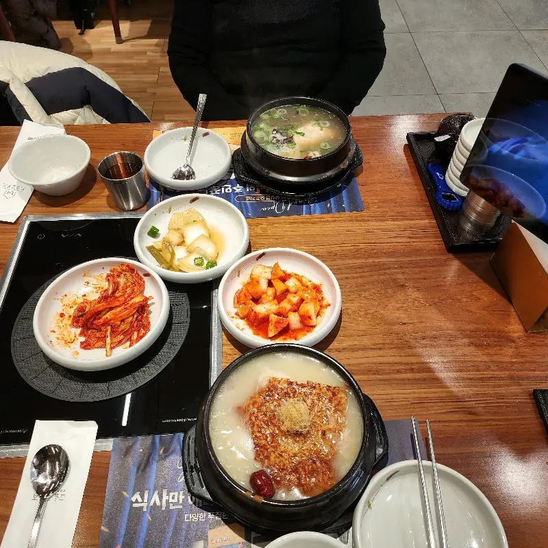 정갈하게 차려진 밑반찬과 남도식 오리탕