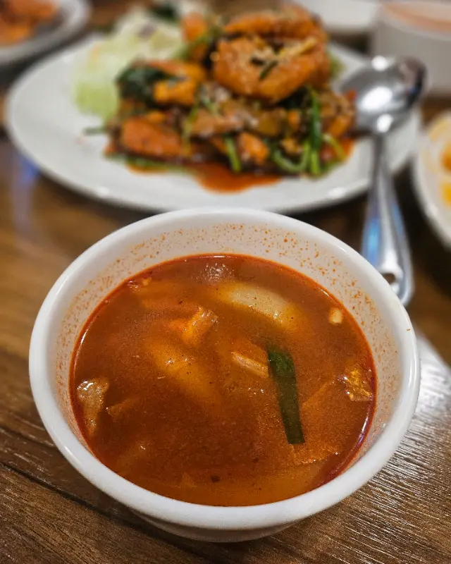 곁들여 나오는 짬뽕 국물