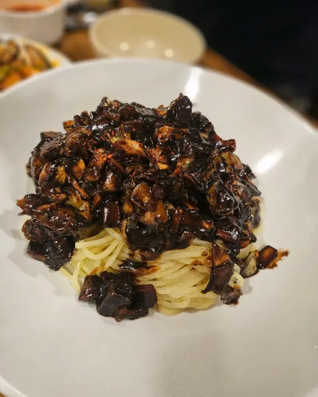 짜장 소스가 듬뿍 올려진 간짜장