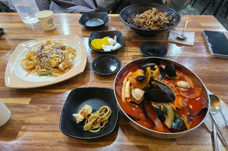 짬뽕과 짜장면이 놓인 테이블