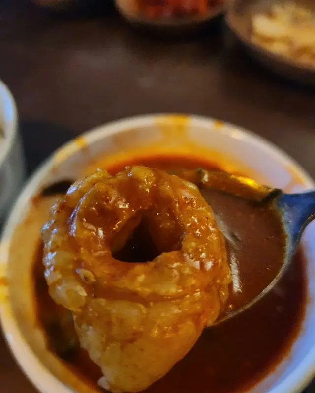 매콤한 국물이 잘 배어있는 쫄깃한 곱창