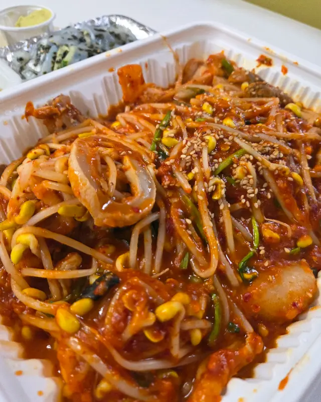아구찜의 매콤한 양념이 밥을 부른다.
