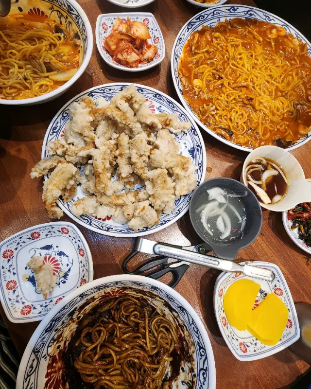 테이블 가득 차려진 음식 사진