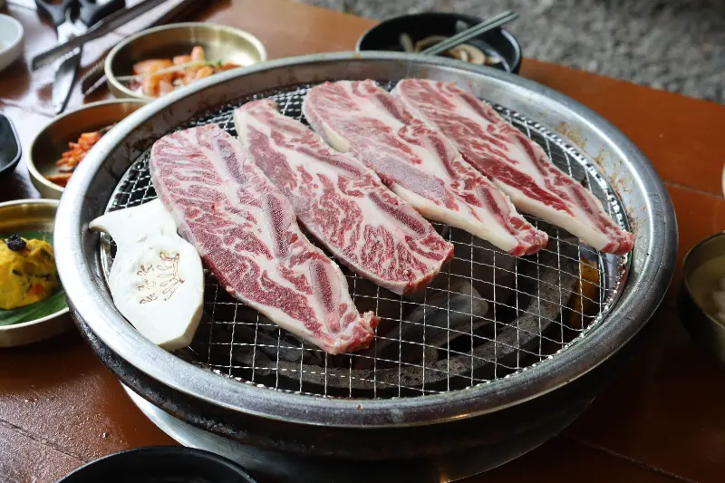 숯불 위에서 맛있게 구워지고 있는 돼지갈비
