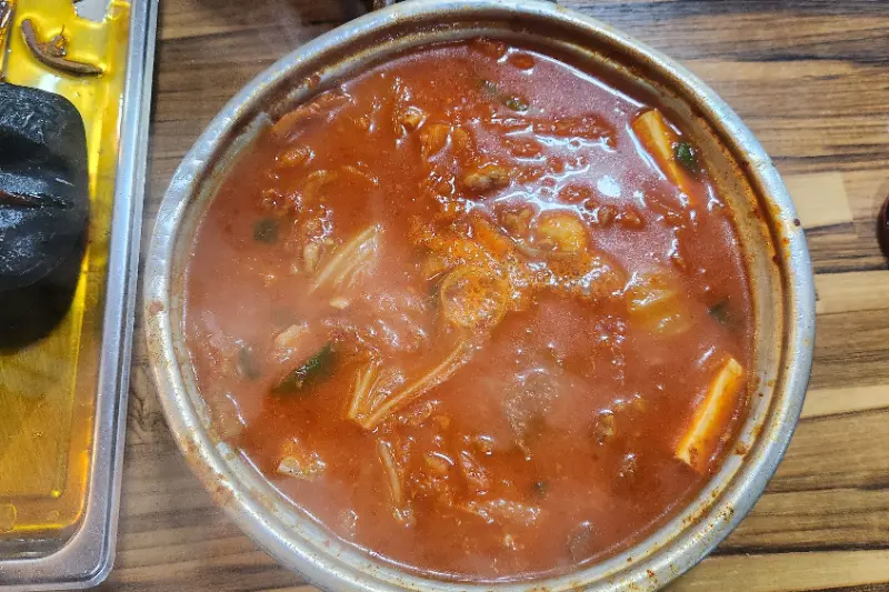 깊고 진한 맛의 흑돼지 김치찌개