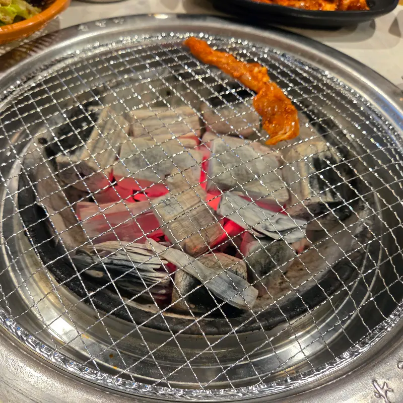 맛있게 구워진 돼지껍데기
