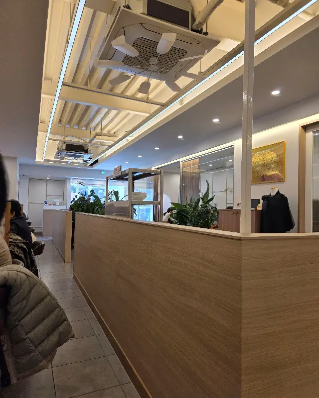 깔끔하고 모던한 매장 내부