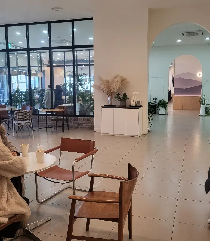 식사 후 커피를 즐길 수 있는 카페