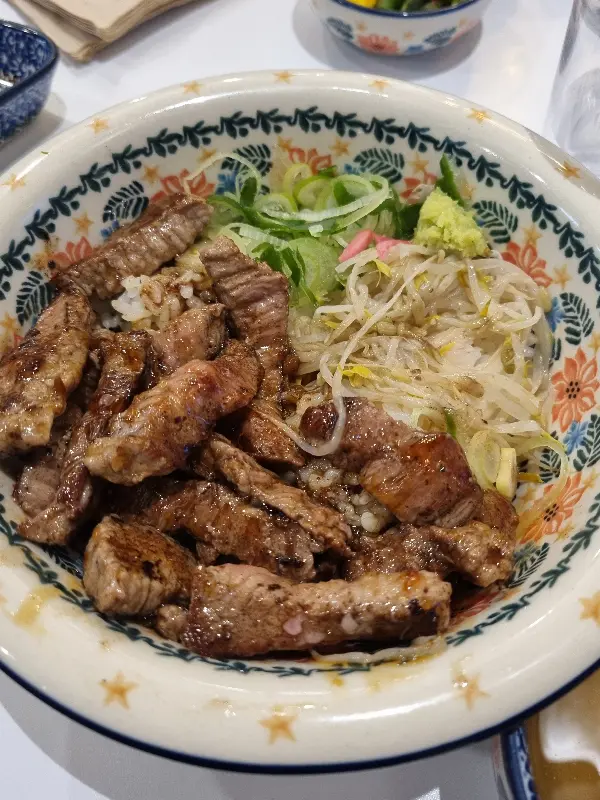 스테이크 덮밥 근접샷