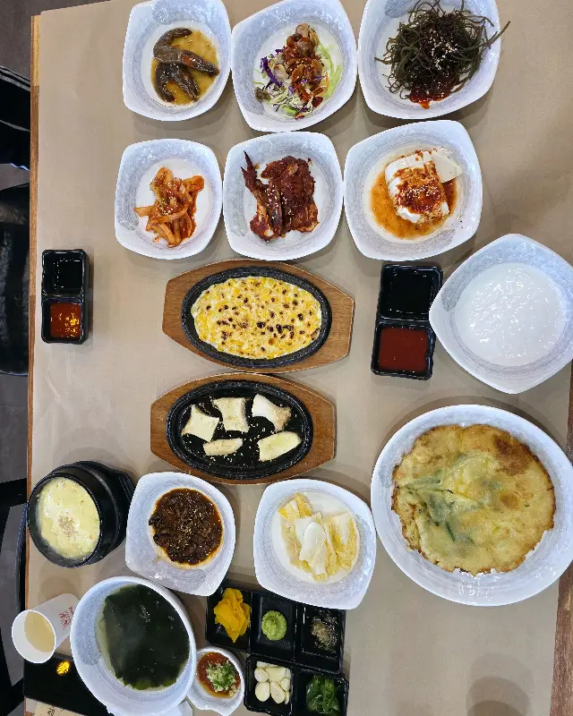 푸짐하게 차려진 스끼다시 한 상
