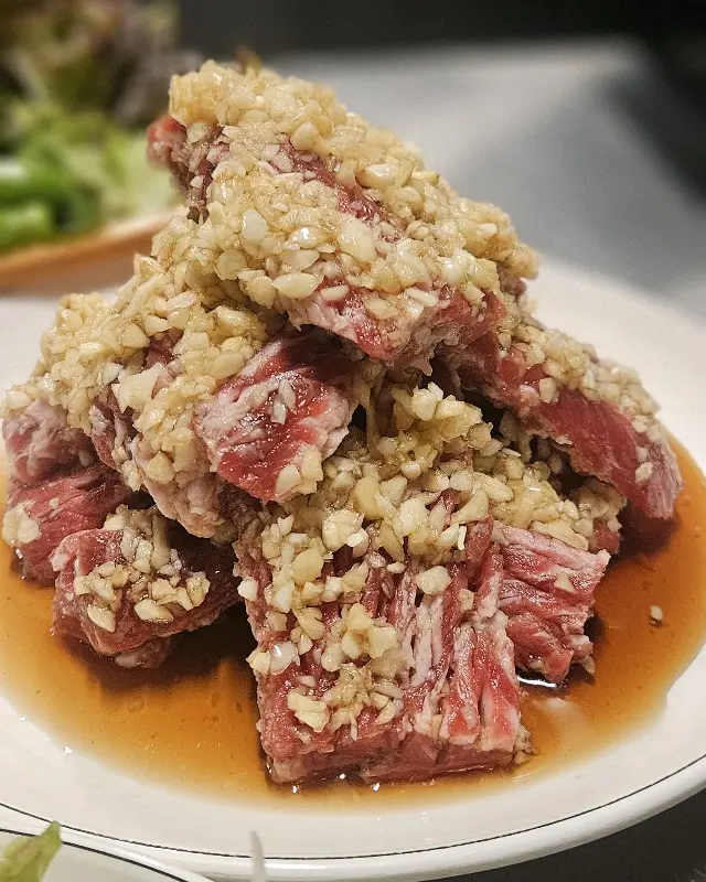 접시에 담긴 마늘 갈비살