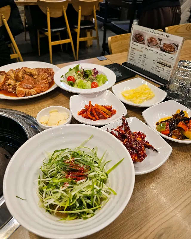 테이블 가득 차려진 솔가숯불갈비의 메뉴들