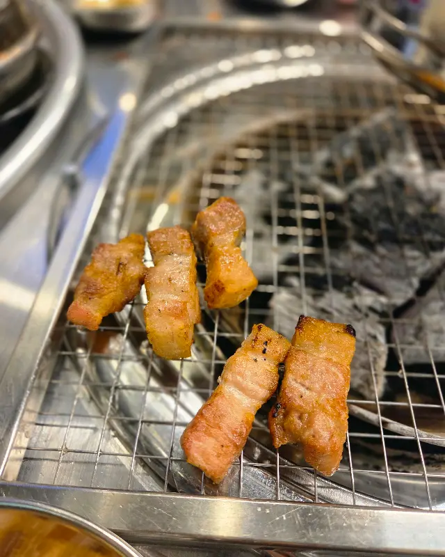 숯불 화로 위에서 맛있게 구워진 오겹살