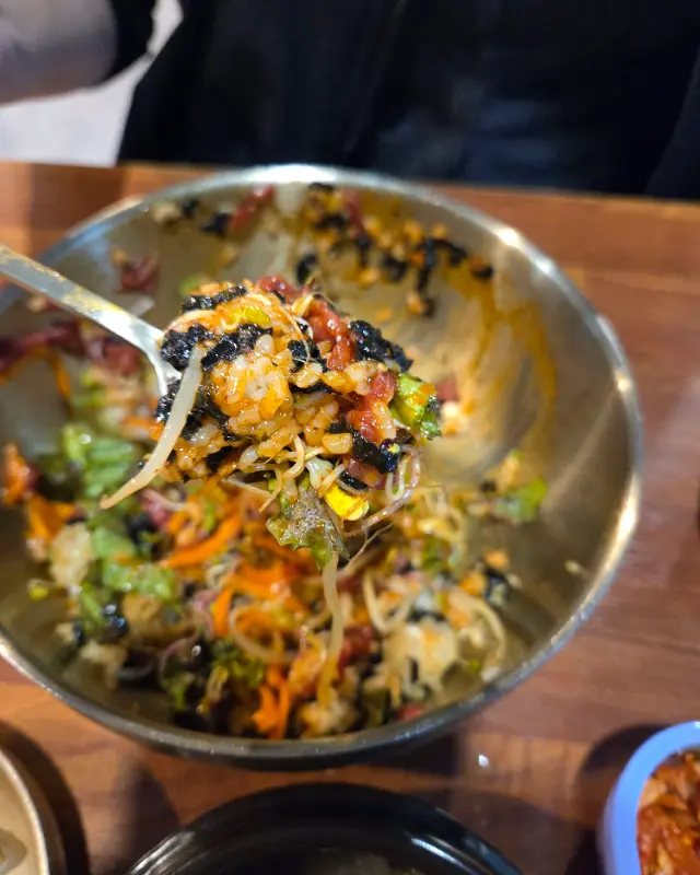 육회 비빔밥을 비비는 모습