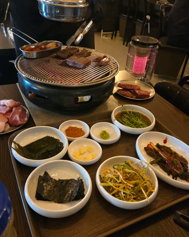 푸짐한 밑반찬과 숯불