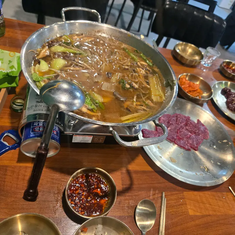 각종 채소와 버섯이 푸짐하게 들어간 버섯전골