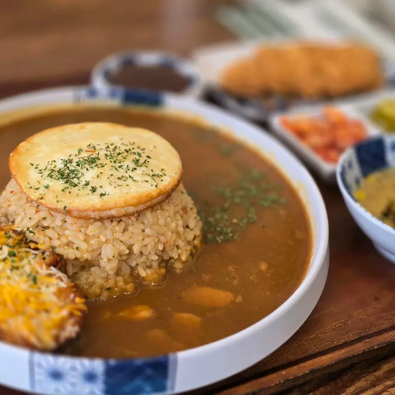 밥 위에 계란과 돈까스가 올려진 카레덮밥