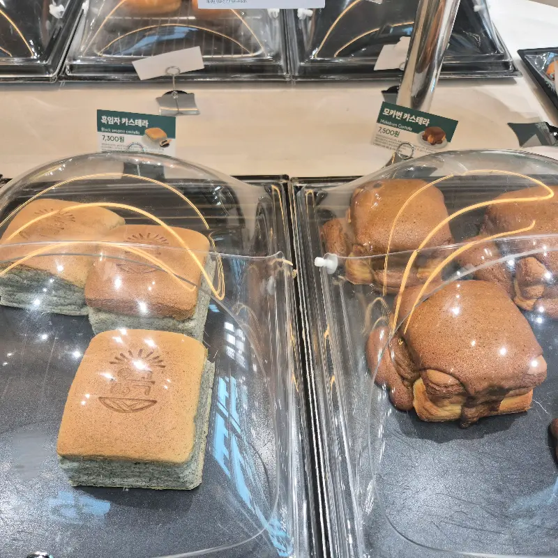 쇼케이스 안에 진열된 카스테라와 롤케이크