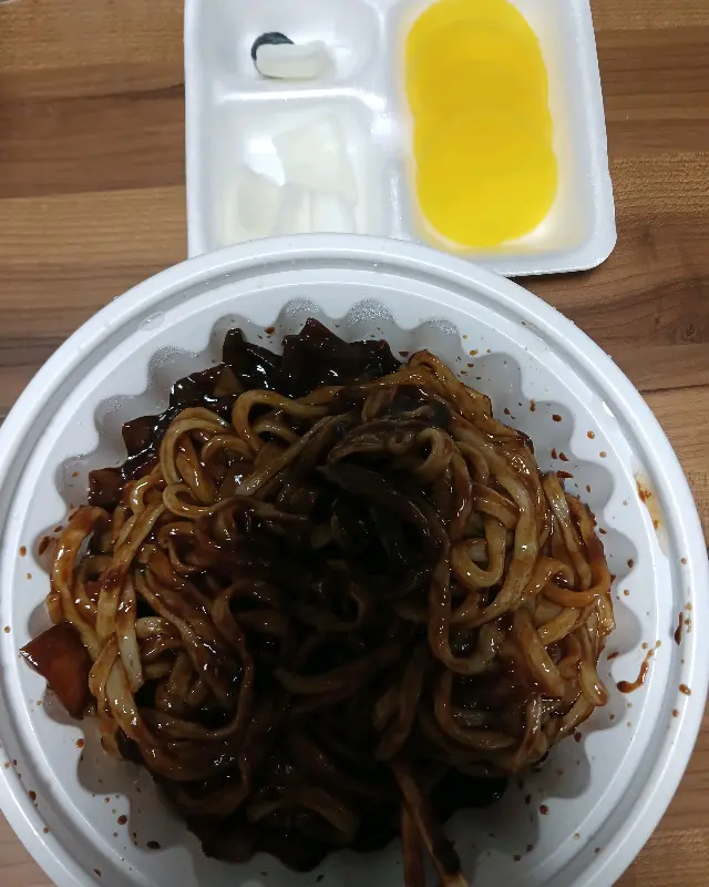 윤기가 자르르 흐르는 짜장면