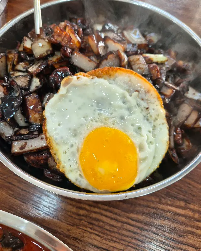 계란후라이가 올라간 짜장면