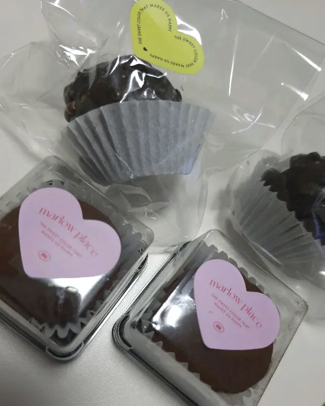 하트 스티커가 붙어있는 디저트 포장