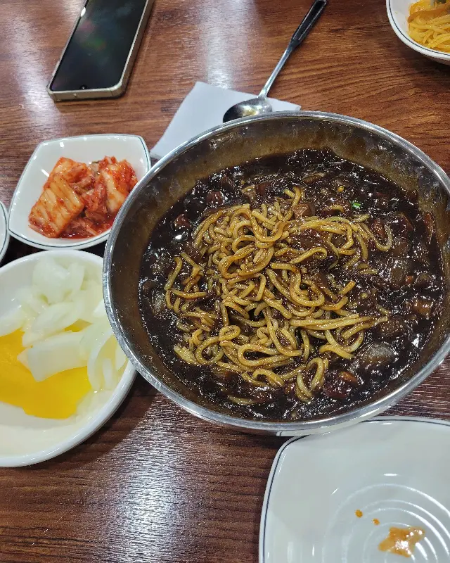 윤기가 흐르는 짜장면