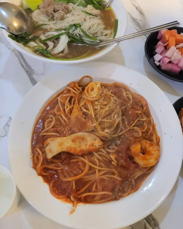 매콤한 로제 파스타와 시원한 쌀국수의 조화