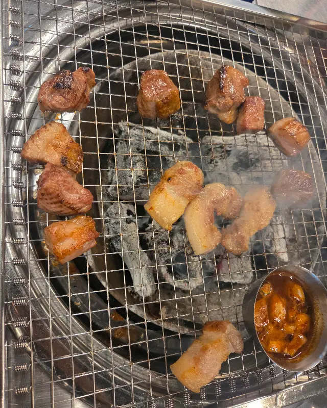 숯불 위에서 맛있게 익어가는 고기들