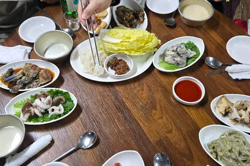 테이블 가득 차려진 안주와 막걸리