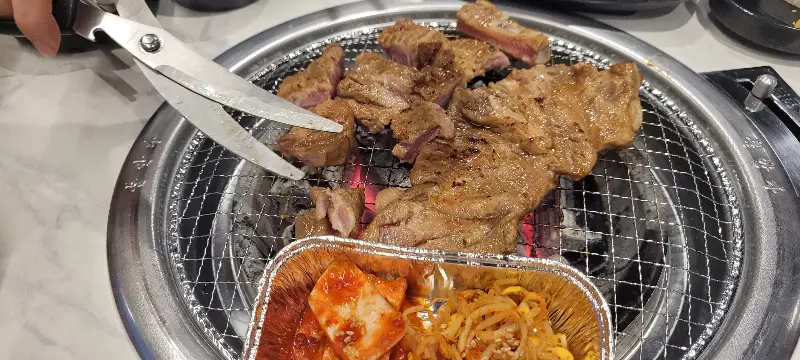 숯불 위에서 구워지는 목살