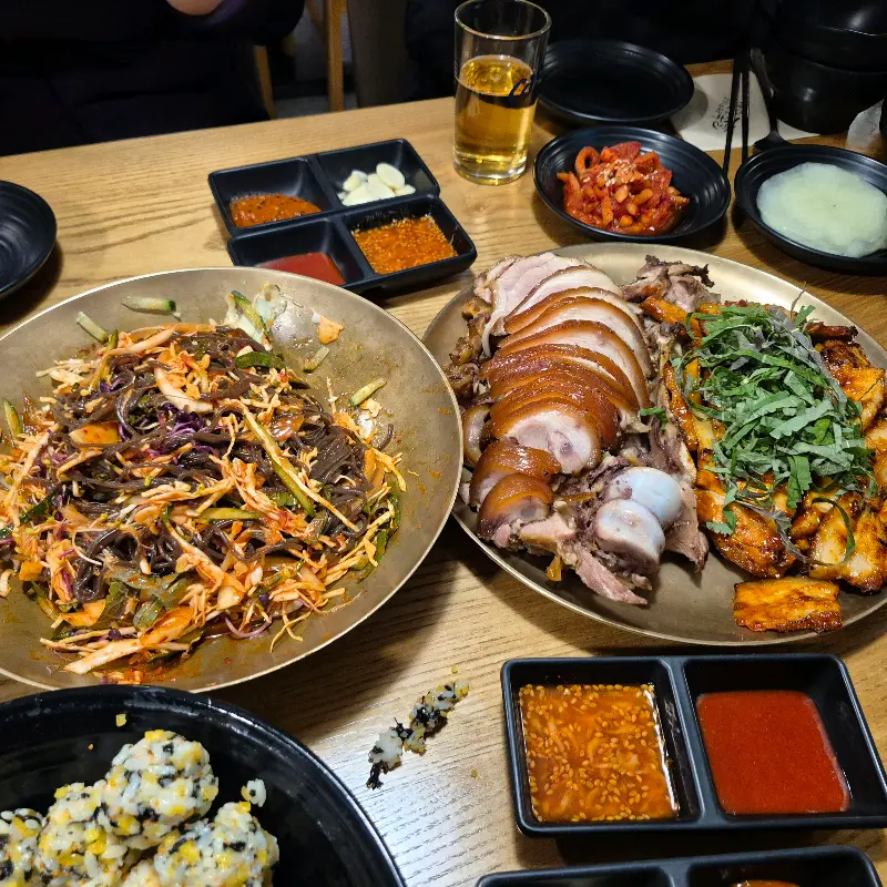 푸짐하게 차려진 족발 한 상 차림 사진