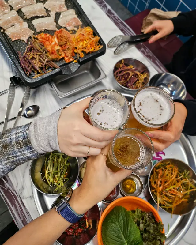 술잔을 기울이며 즐거운 시간을 보내는 사람들