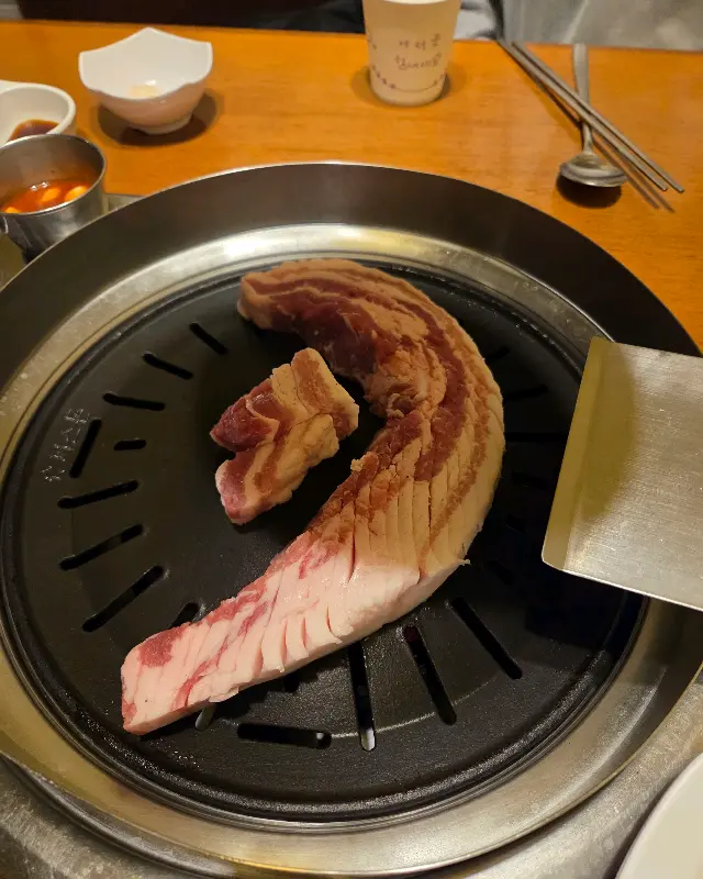 불판 위의 삼겹살