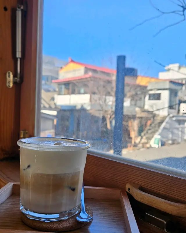 창밖 풍경과 커피
