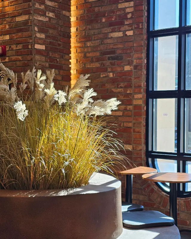 붉은 벽돌과 갈대의 조화