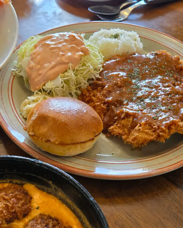 돈까스 정식 한 상 차림